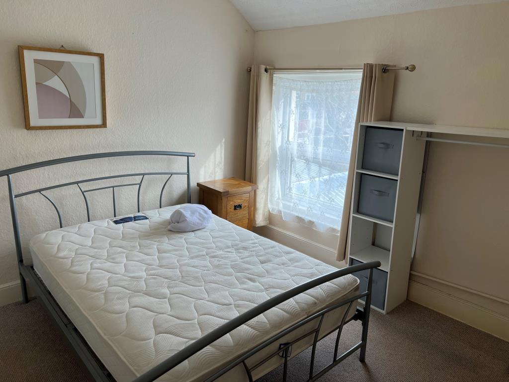 Lot: 61 - HOUSE FOR INVESTMENT OR OCCUPATION - Rear Bedroom